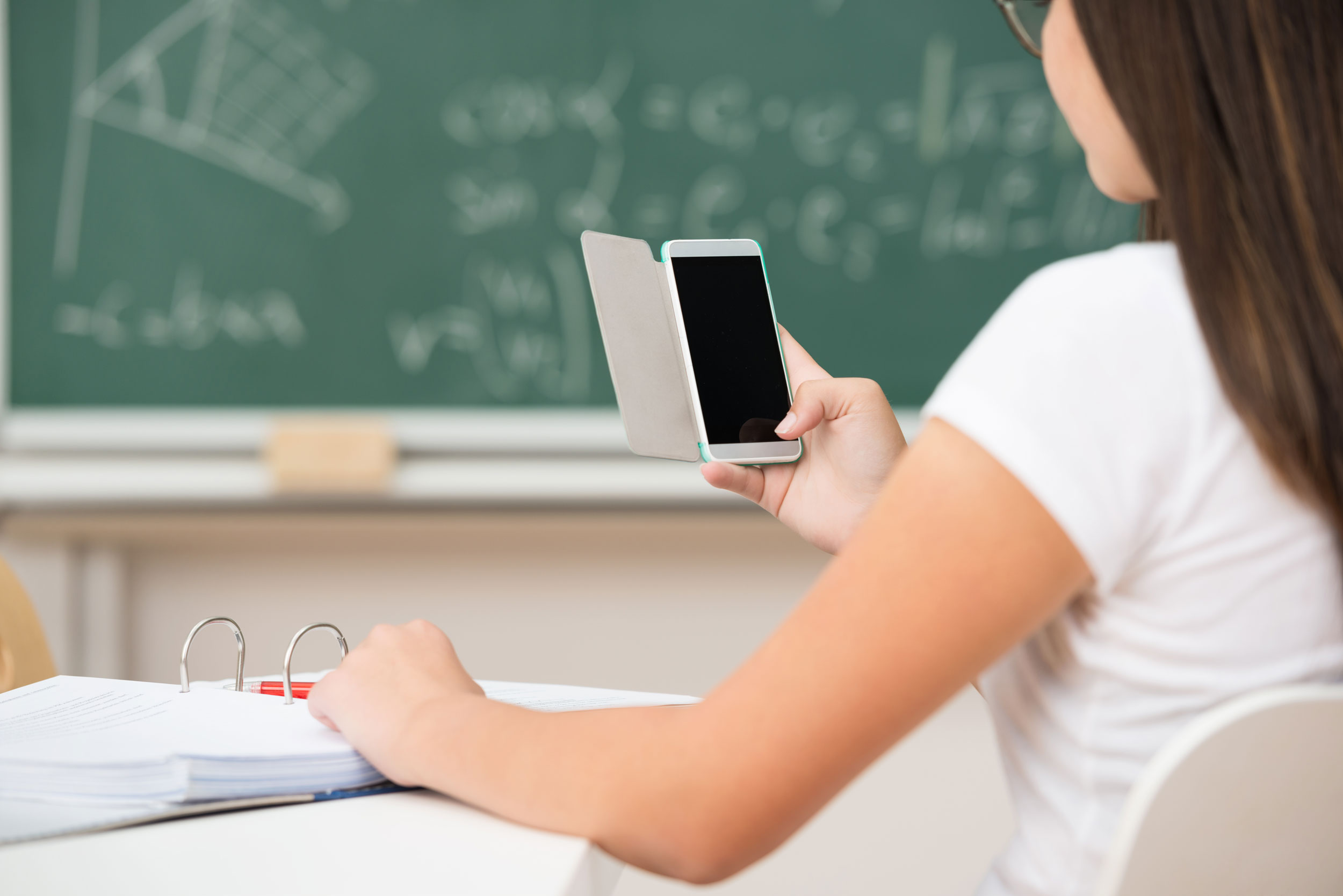 smartphone-celular-em-sala-de-aula