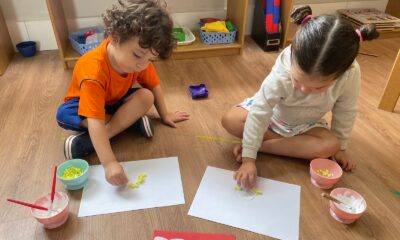 Crianças aprendem a partir do método Montessori