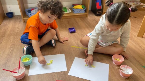 Crianças aprendem a partir do método Montessori