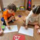 Crianças aprendem a partir do método Montessori