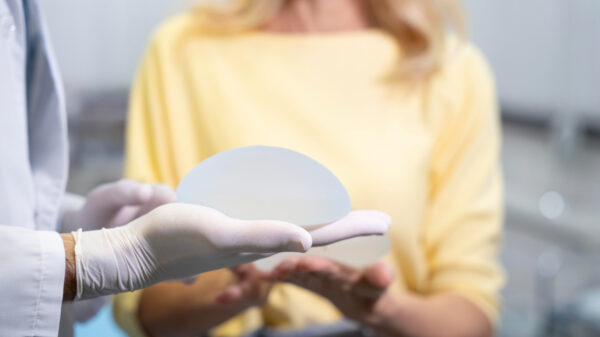 Implante mamário - prótese de silicone