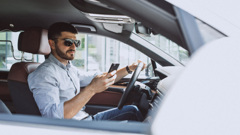 Multa por dirigir usando o celular