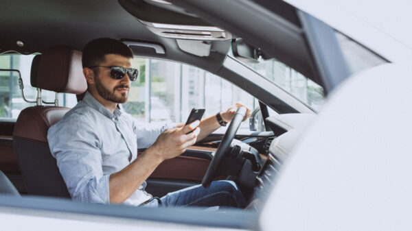 Multa por dirigir usando o celular