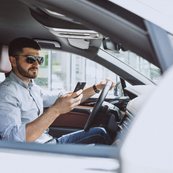 Multa por dirigir usando o celular