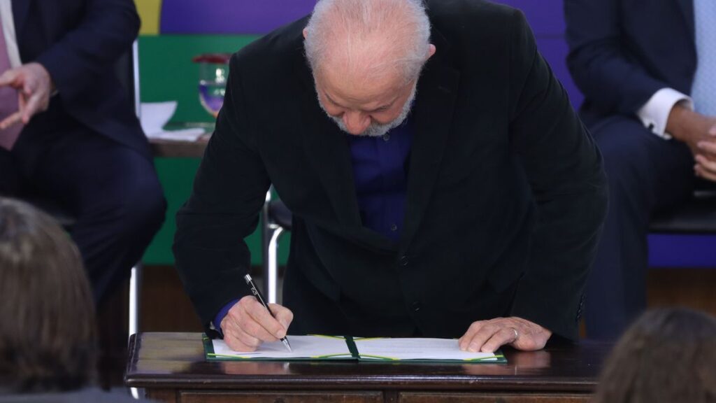 Lula sanciona reajuste do salário mínimo