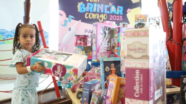 Campanha Vem Brincar Comigo faz doação de brinquedos no Hospital da Criança