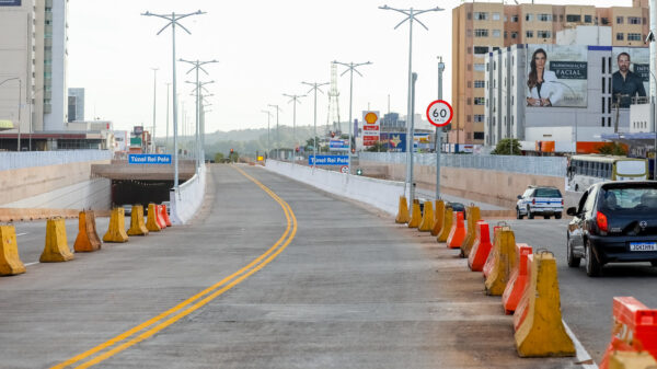 Faixa exclusiva para ônibus Túnel Rei Pelé