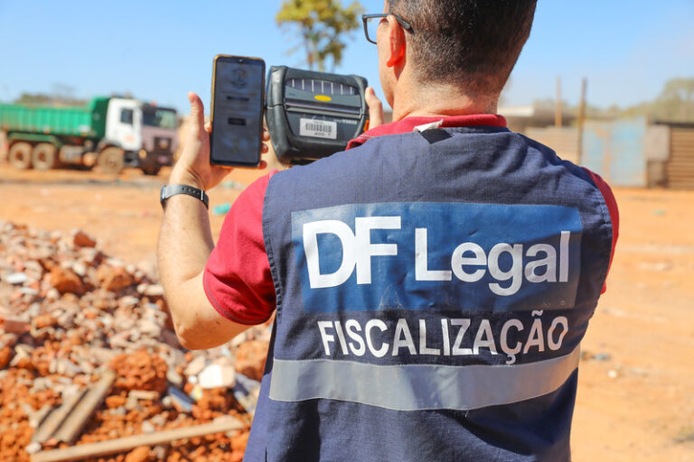 Fiscalização DF Legal combate à dengue