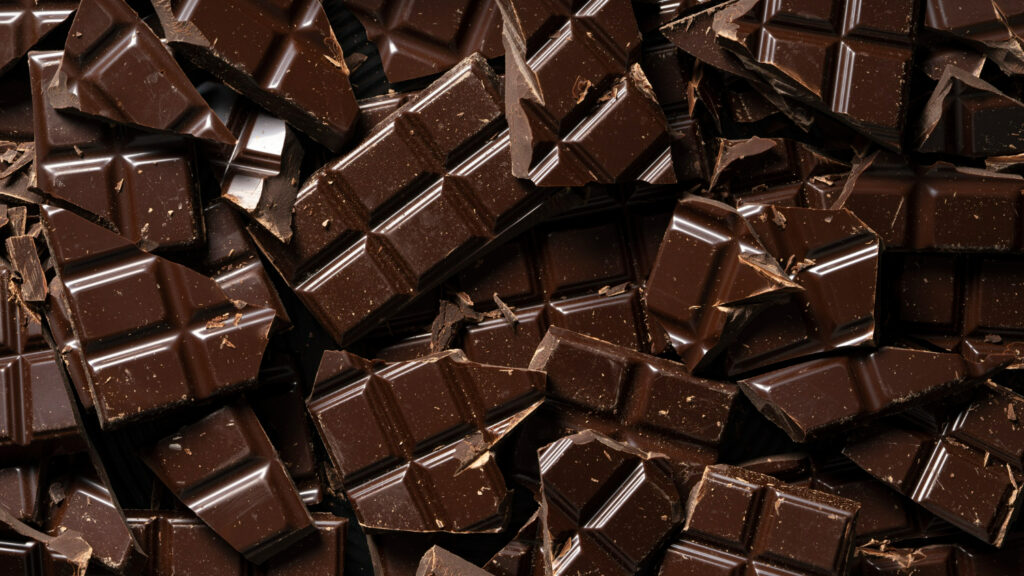 É possível comer chocolate de forma saudável Nutricionista responde