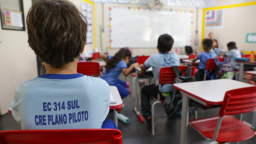 Com menor taxa de analfabetismo do país, DF é referência em educação