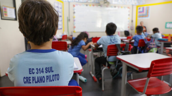 Com menor taxa de analfabetismo do país, DF é referência em educação