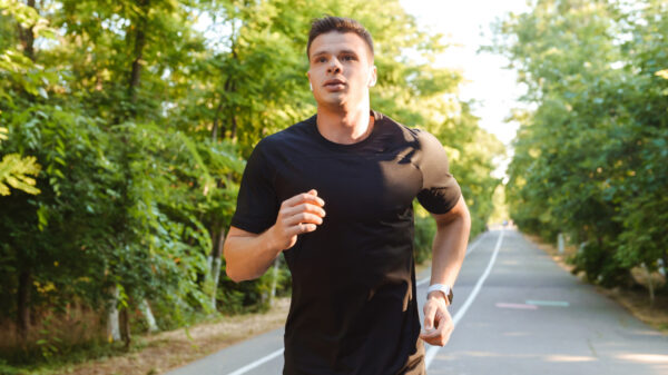 homem correndo - novembro azul - câncer de próstata