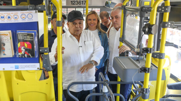 Ibaneis entrega novos ônibus DF
