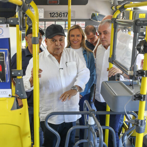 Ibaneis entrega novos ônibus DF