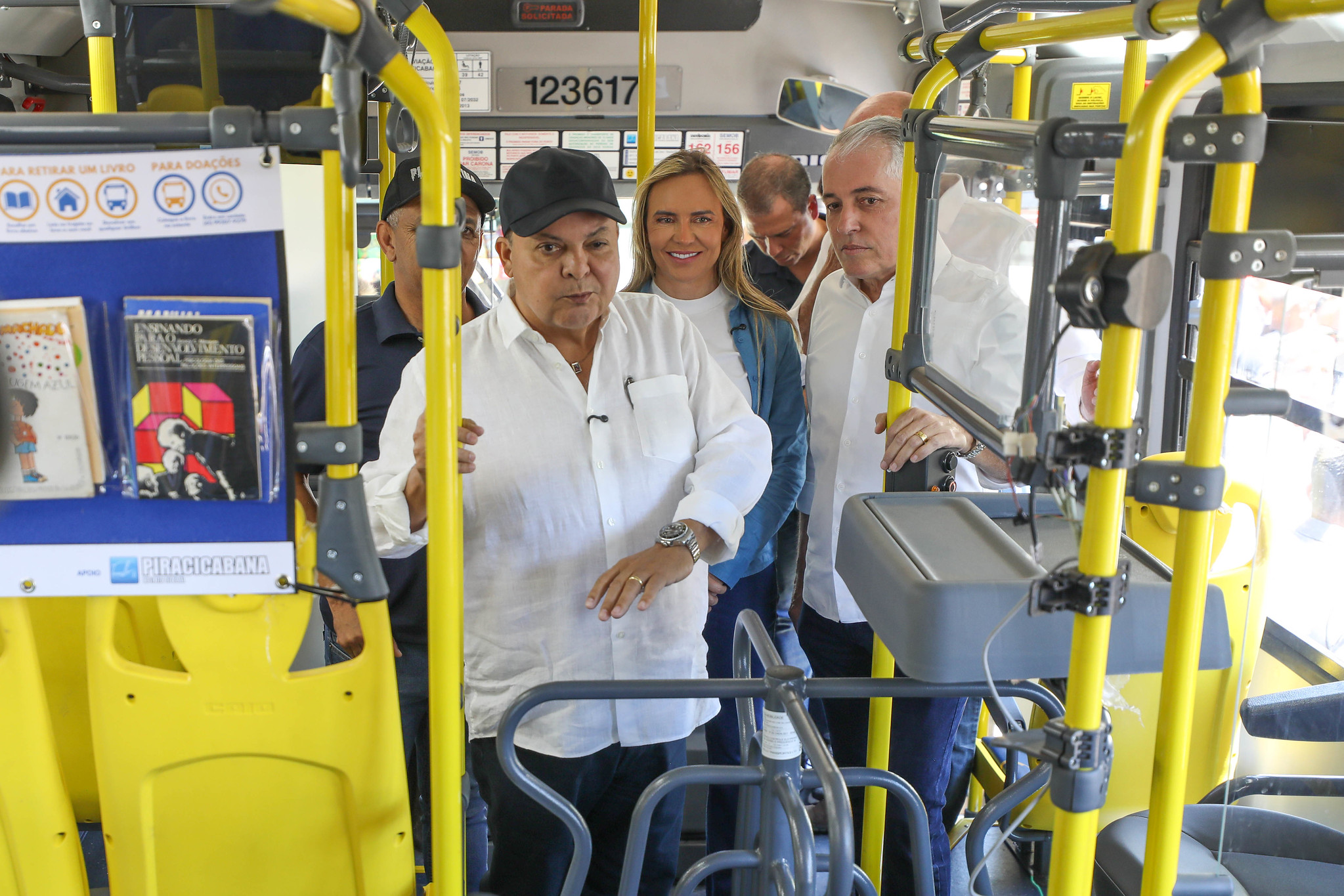Ibaneis entrega novos ônibus DF