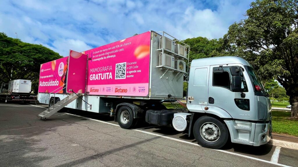 Carreta de Mamografia Laço Rosa