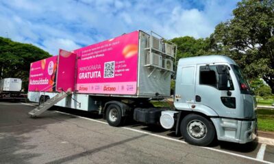 Carreta de Mamografia Laço Rosa