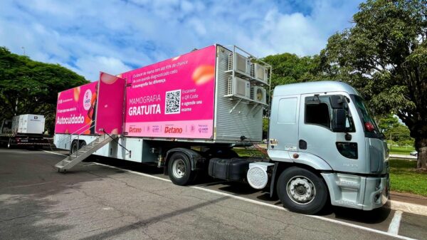 Carreta de Mamografia Laço Rosa