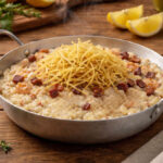 Camarão nacional com bacon e arroz cremoso, finalizado com batata palha - Juscelino - Divulgação
