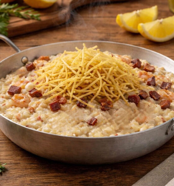 Camarão nacional com bacon e arroz cremoso, finalizado com batata palha - Juscelino - Divulgação