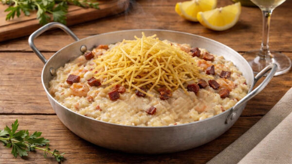Camarão nacional com bacon e arroz cremoso, finalizado com batata palha - Juscelino - Divulgação