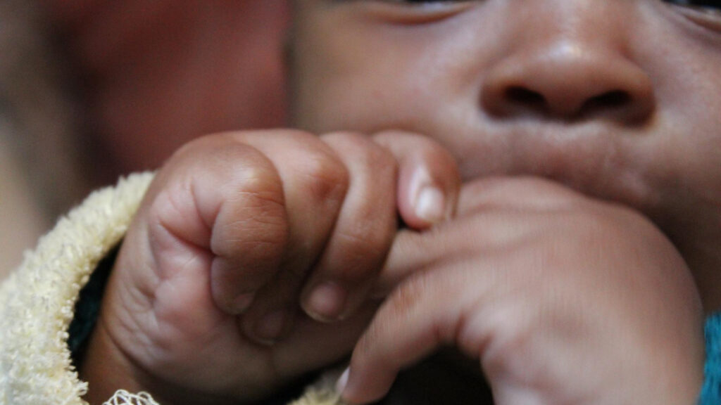 desenvolvimento de bebês pobreza