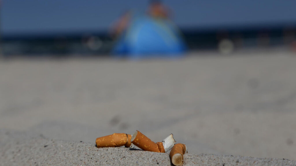 Bitucas de cigarro praia