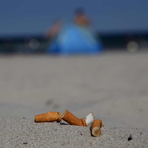Bitucas de cigarro praia