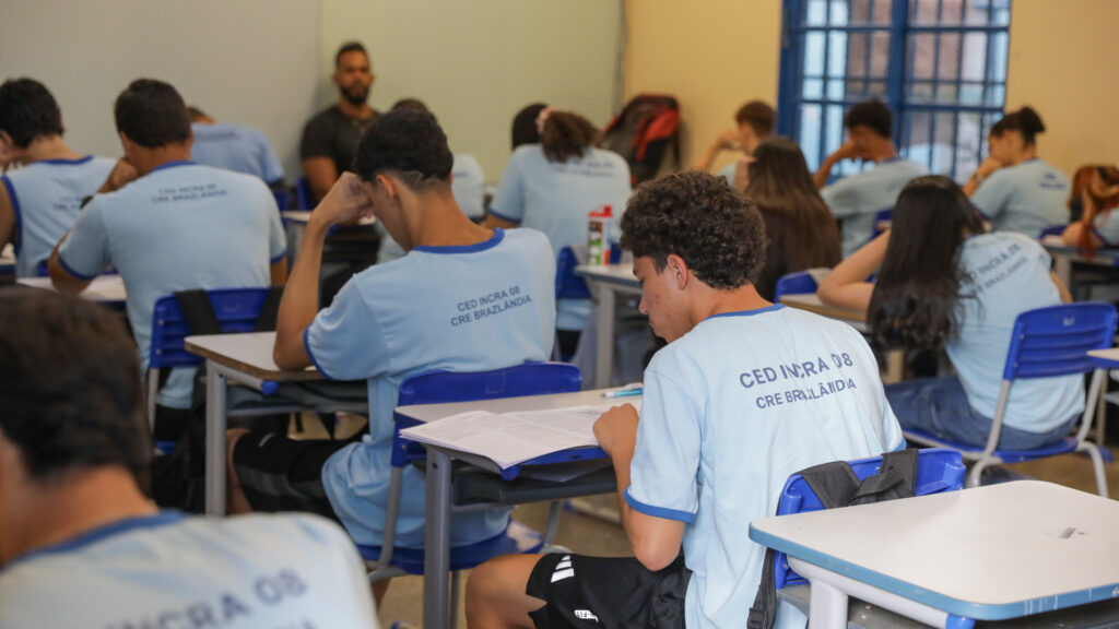 Escolas registram melhora no rendimento e na convivência após proibição de celular