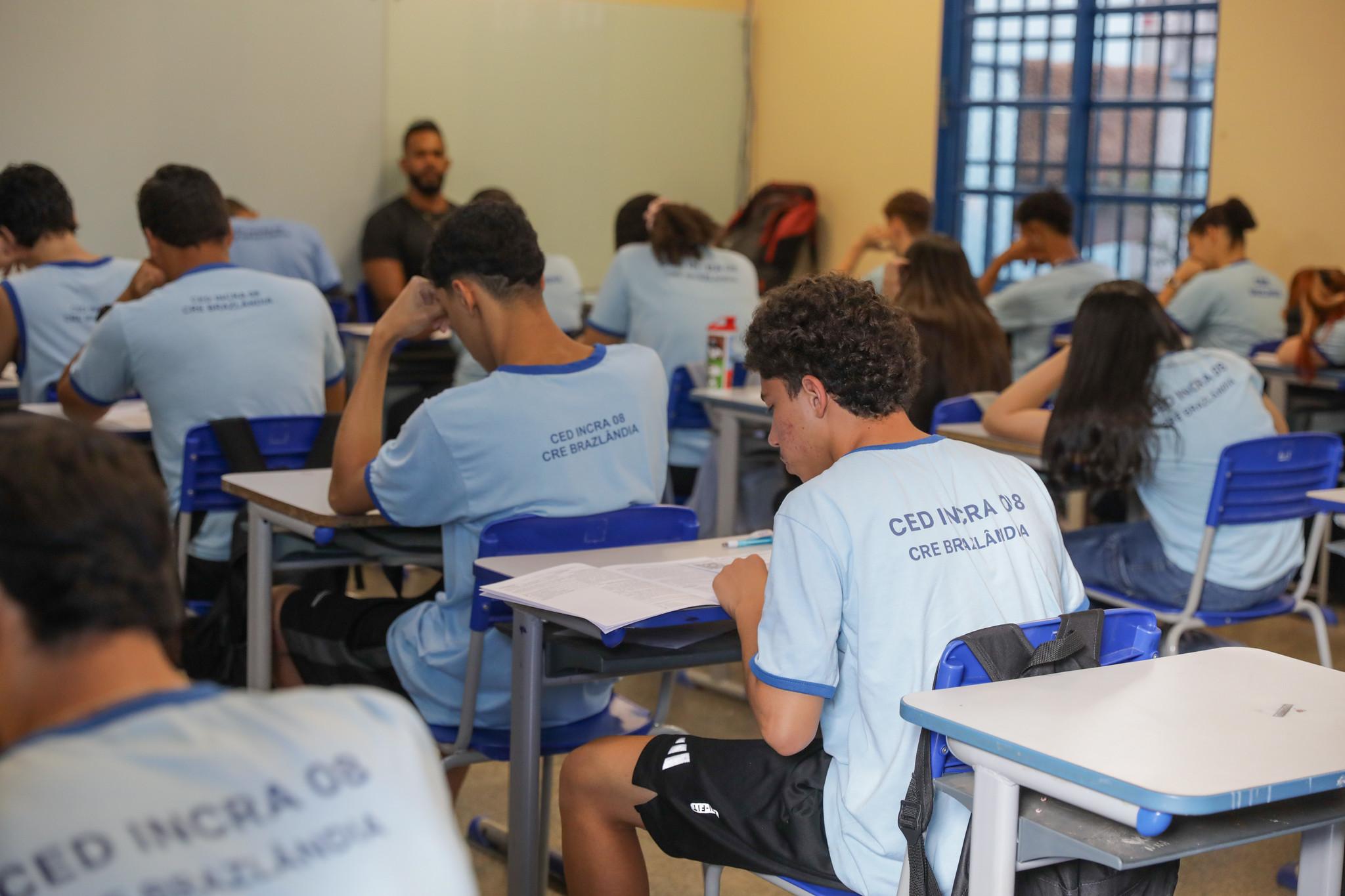 Escolas registram melhora no rendimento e na convivência após proibição de celular