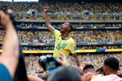 Brasil vence Japão de virada na Copa 2026 e avança às oitavas