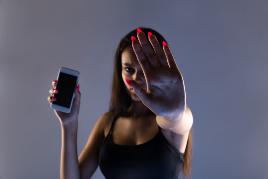 Violência digital contra mulheres