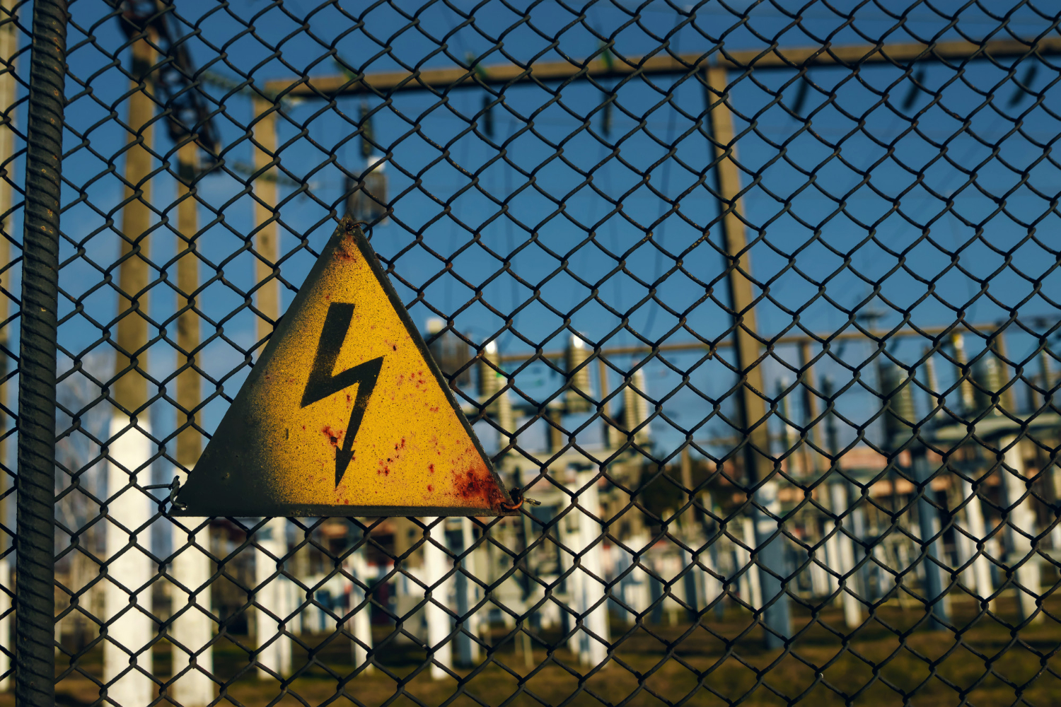 Acidentes com a rede elétrica registram alta no Brasil; construção civil lidera ocorrências