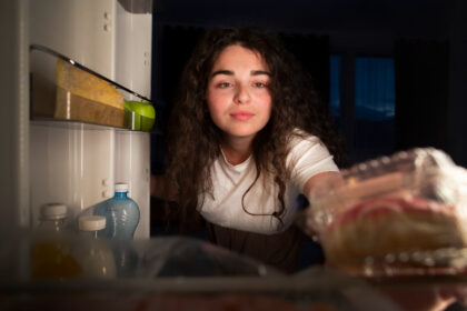 Hábito de comer tarde da noite pode comprometer a saúde do fígado, diz estudo